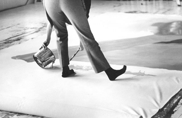 Jewish-American-abstract-expressionist-painter-and-artist-Helen-Frankenthaler-photographed-working-in-her-new-york-studio-by-Austrian-photographer-Ernst-Haas-5