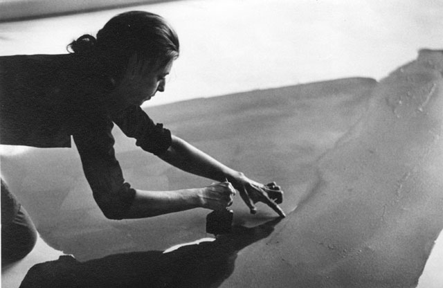 Jewish-American-abstract-expressionist-painter-and-artist-Helen-Frankenthaler-photographed-working-in-her-new-york-studio-by-Austrian-photographer-Ernst-Haas-9