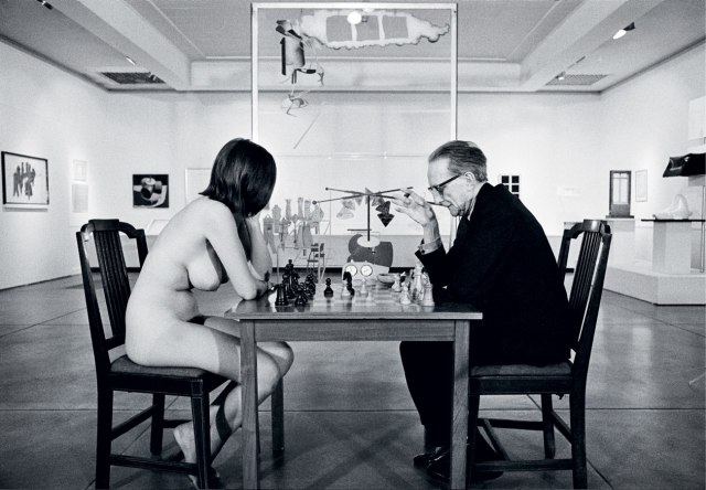 i.1.eve-babitz-nude-marcel-duchamp-chess